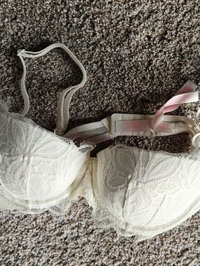 PINK Victoria's Secret White Lace Underwire Push-Up Bra